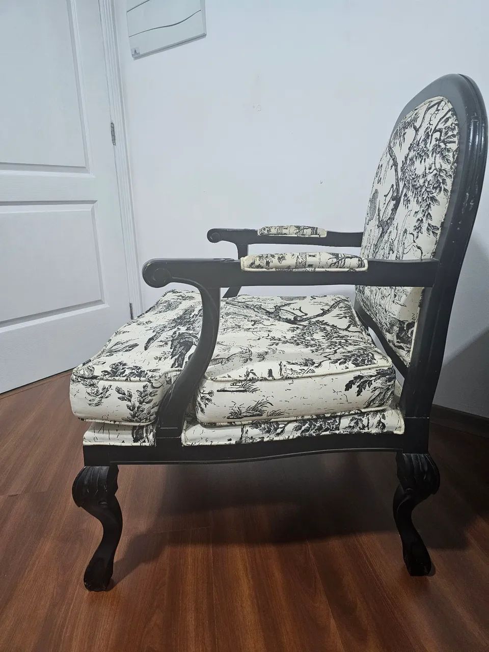 Poltrona Madeira Maciça Estilo Luis XV, com pés Provençais - Foto 3