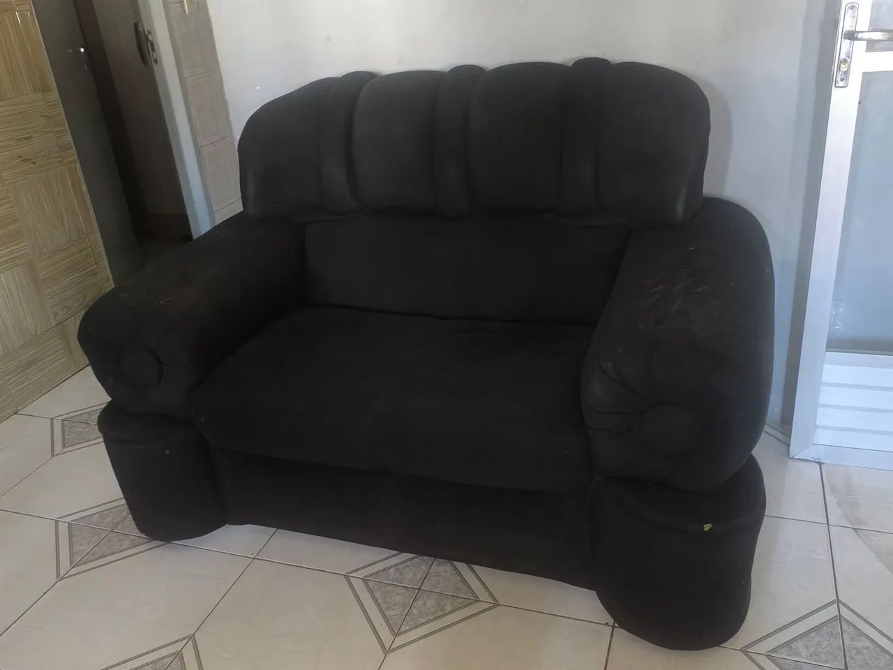 Sofá 2 e 3 lugares na cor preta - Foto 2