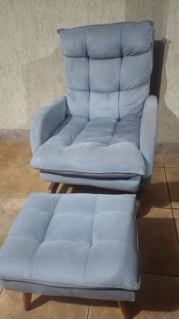Poltrona de amamentação com balanço e descanso de pé. 