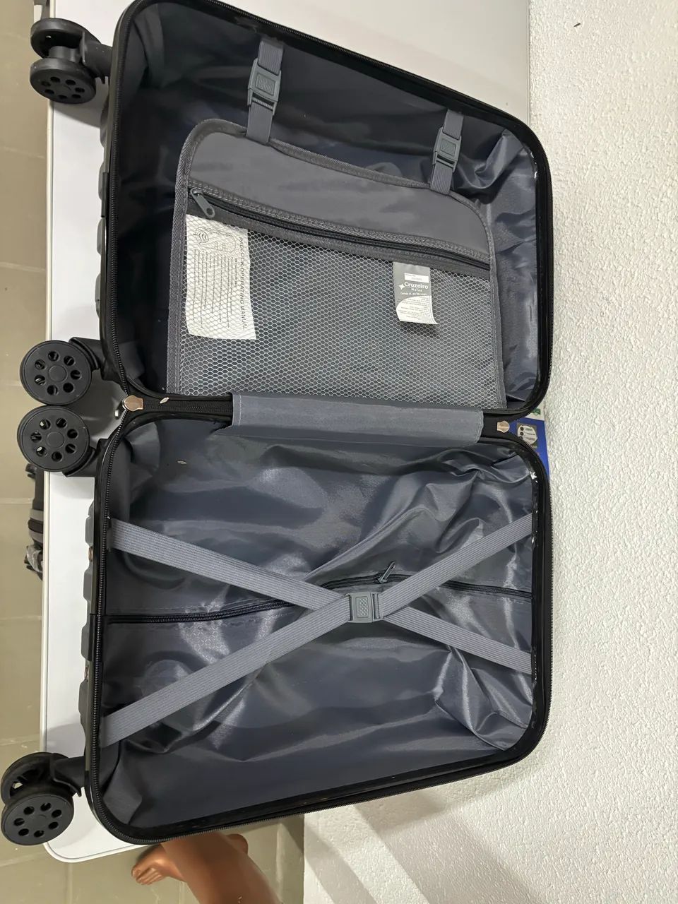 Mala de Bordo P - em ABS com defeito no cadeado e em um zíper  - Foto 2