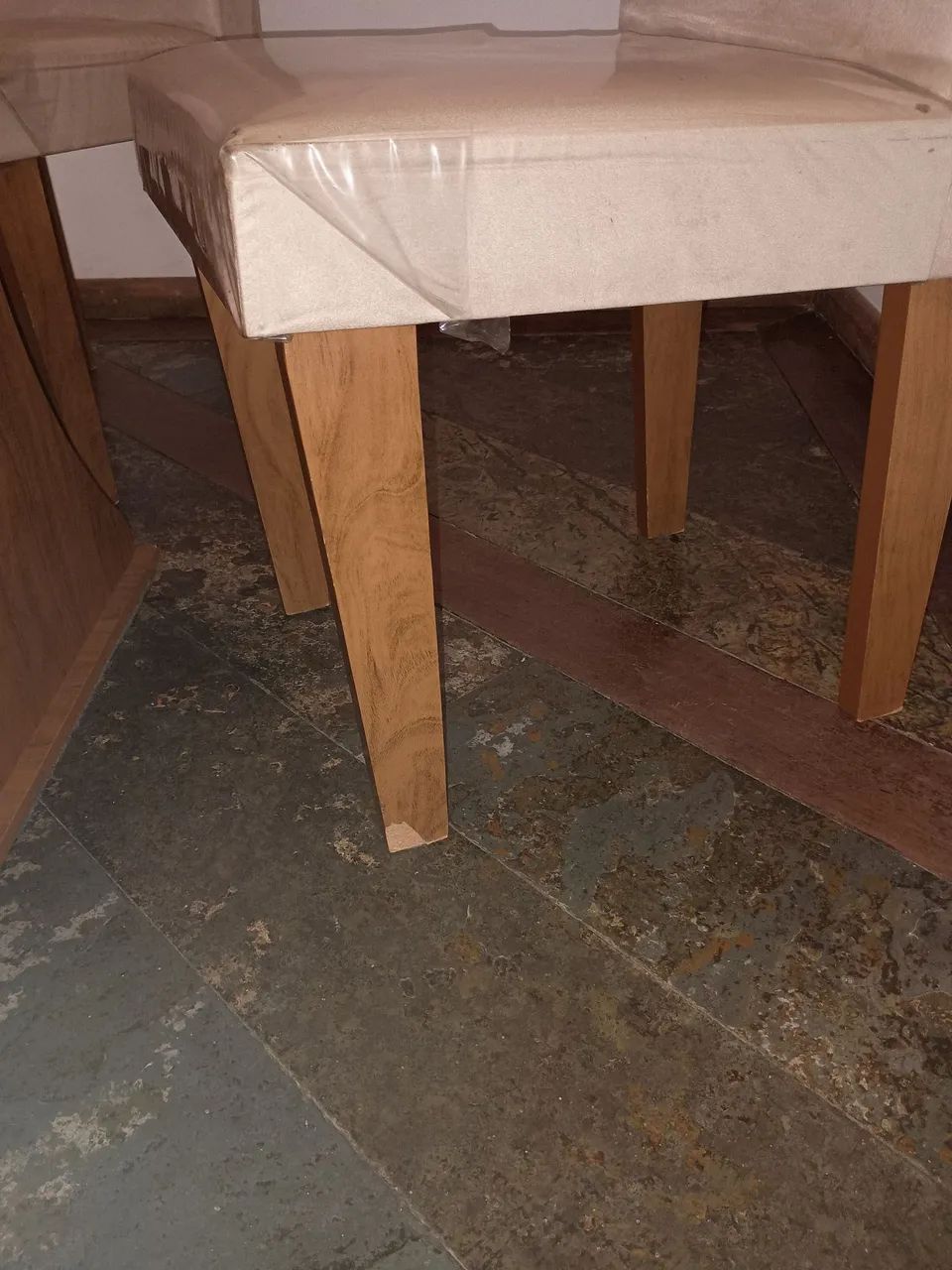 Mesa de jantar com tampo de vidro e 4 cadeiras estofadas - Foto 5