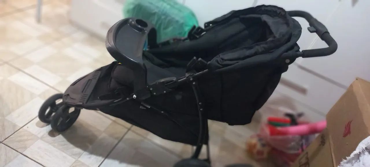 Carrinho de bebê com bebê conforto da Galzerano 