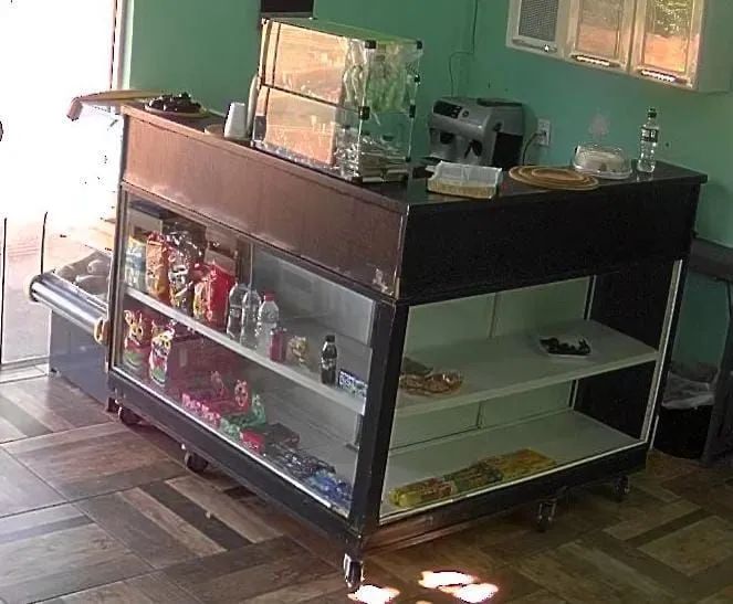 Balcão de atendimento com vidros na laterais e portas de correr