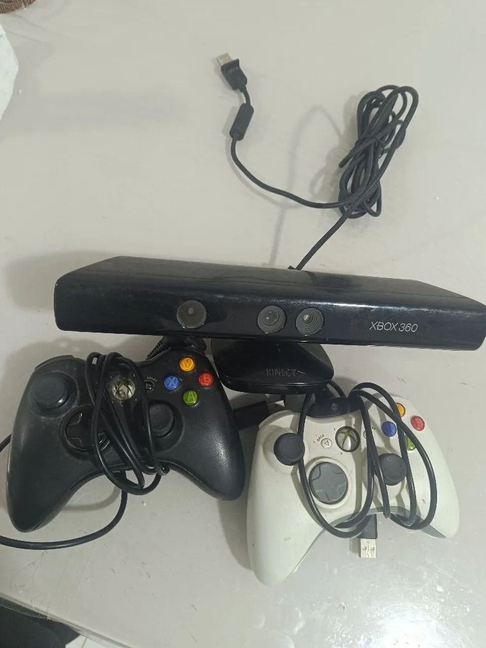 2 controles do Xbox 360 original e kinect