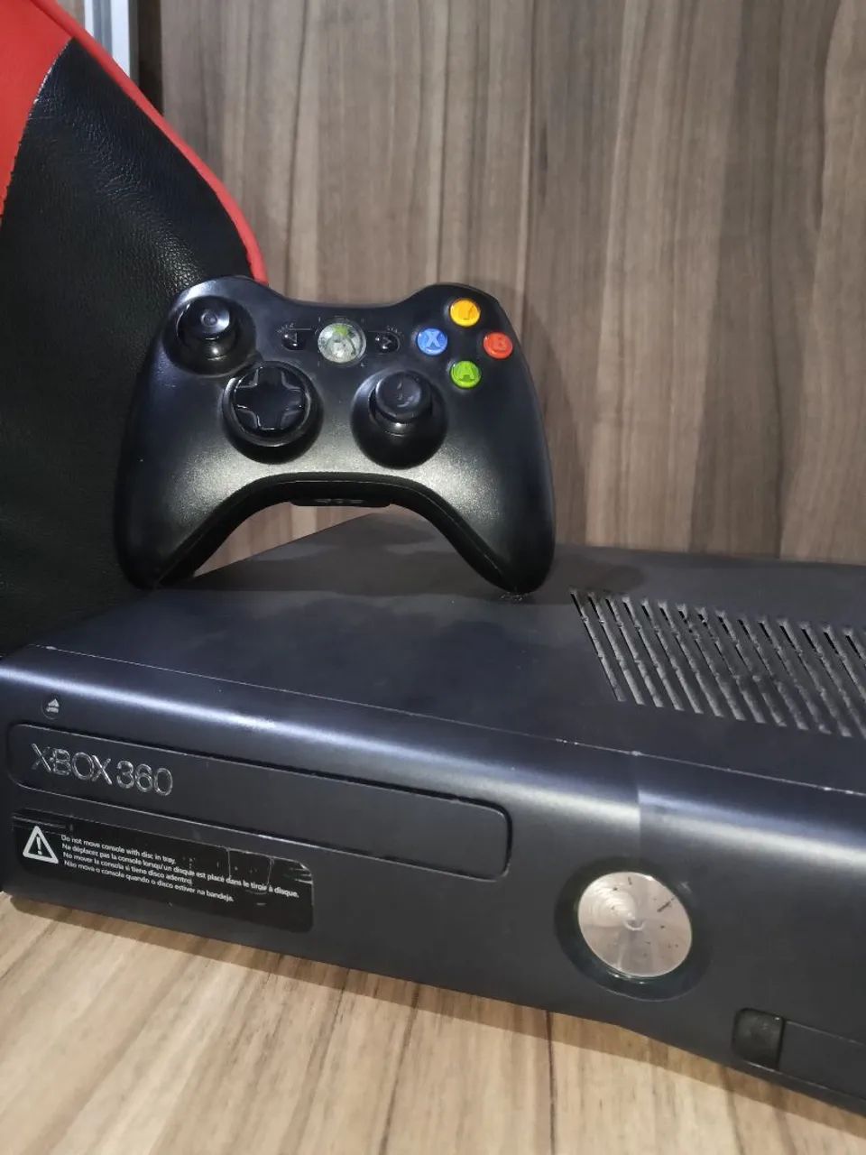 Vendo Xbox 360 com defeito + controle original.