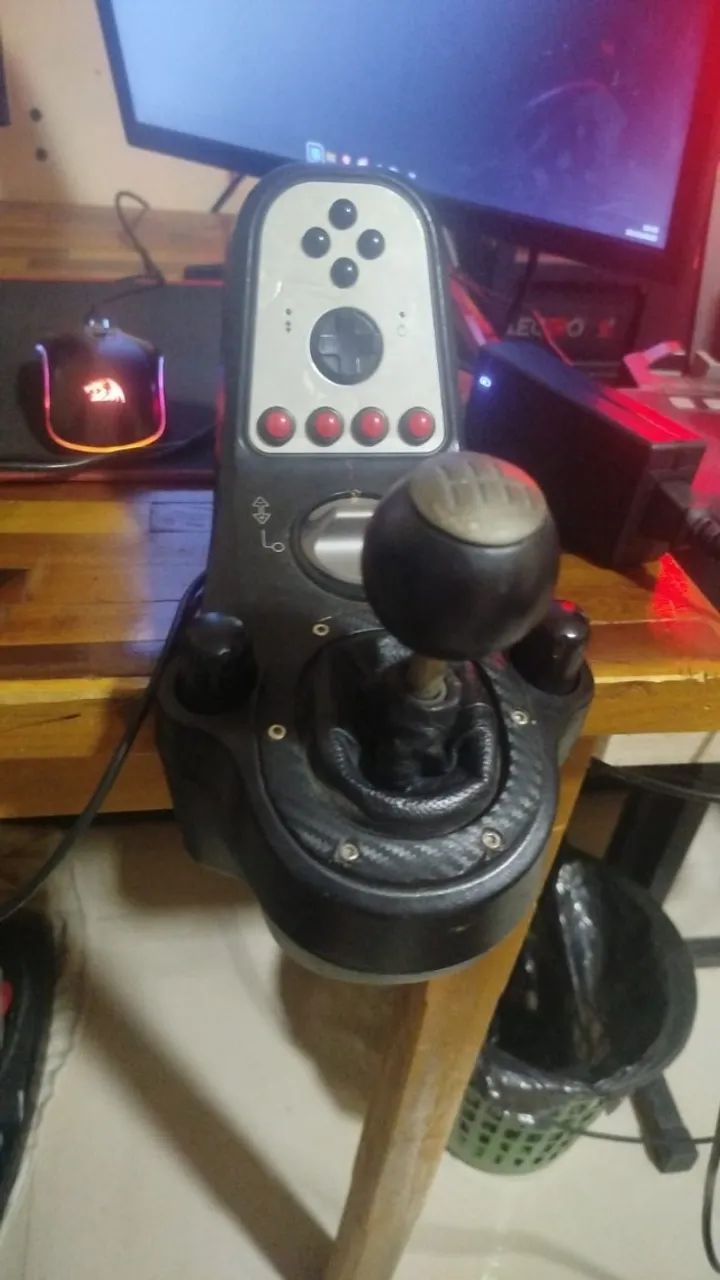 Volante Logitech G27 com pedais e câmbio para PS2 PS3 e PC