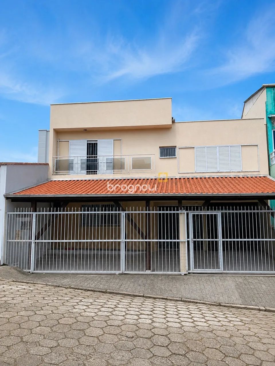Sobrado aprox. 200mts 2 com garagem coberta para 3 carros na grande Florianópolis