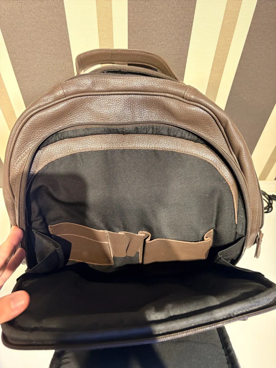 Mochila de Couro - Mr. Cat - Marrom - Foto 2