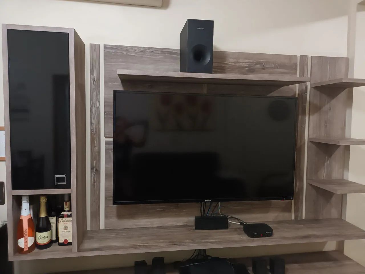Painel de TV completo com rack
