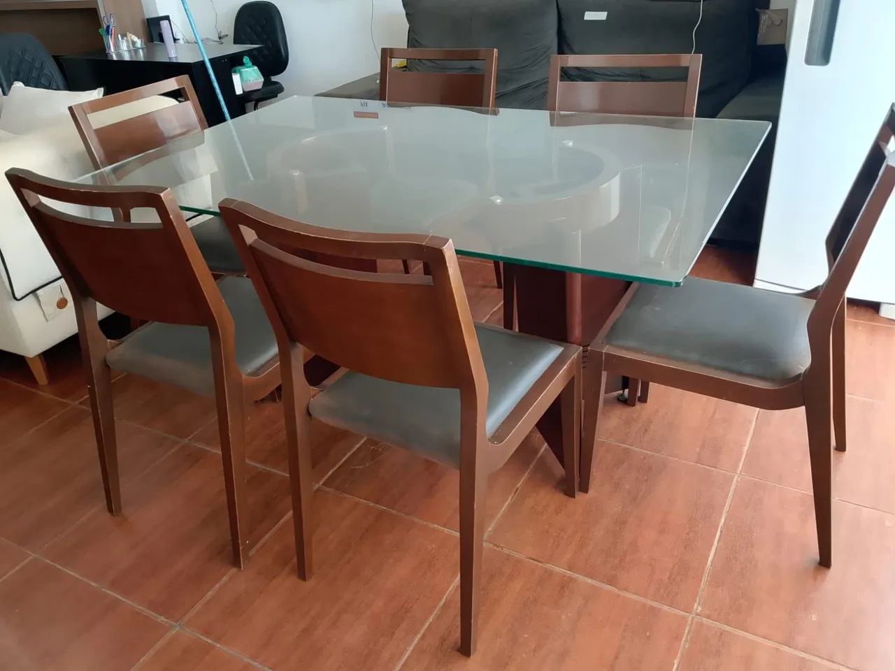 MESA DE MADEIRA COM TAMPO DE VIDRO CONSERVADA 
