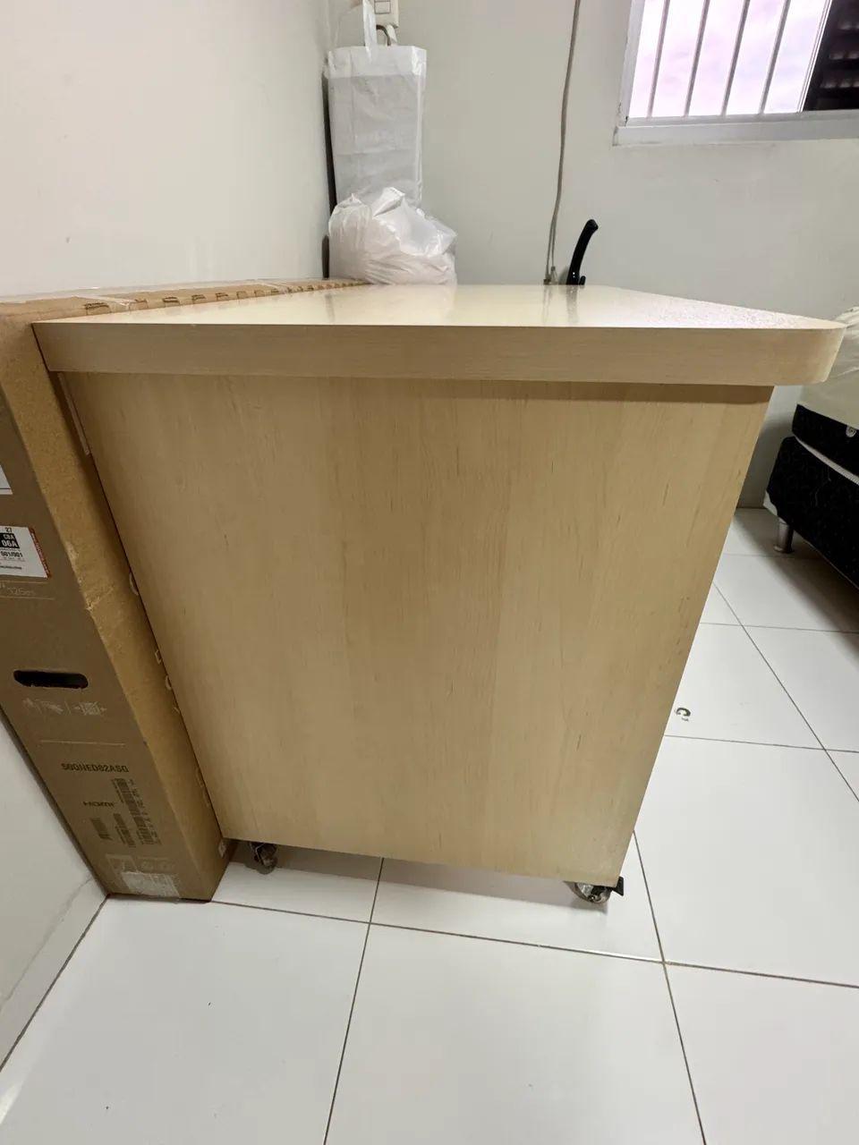 Desk with Drawer Unit and Casters – Excellent Opportunity