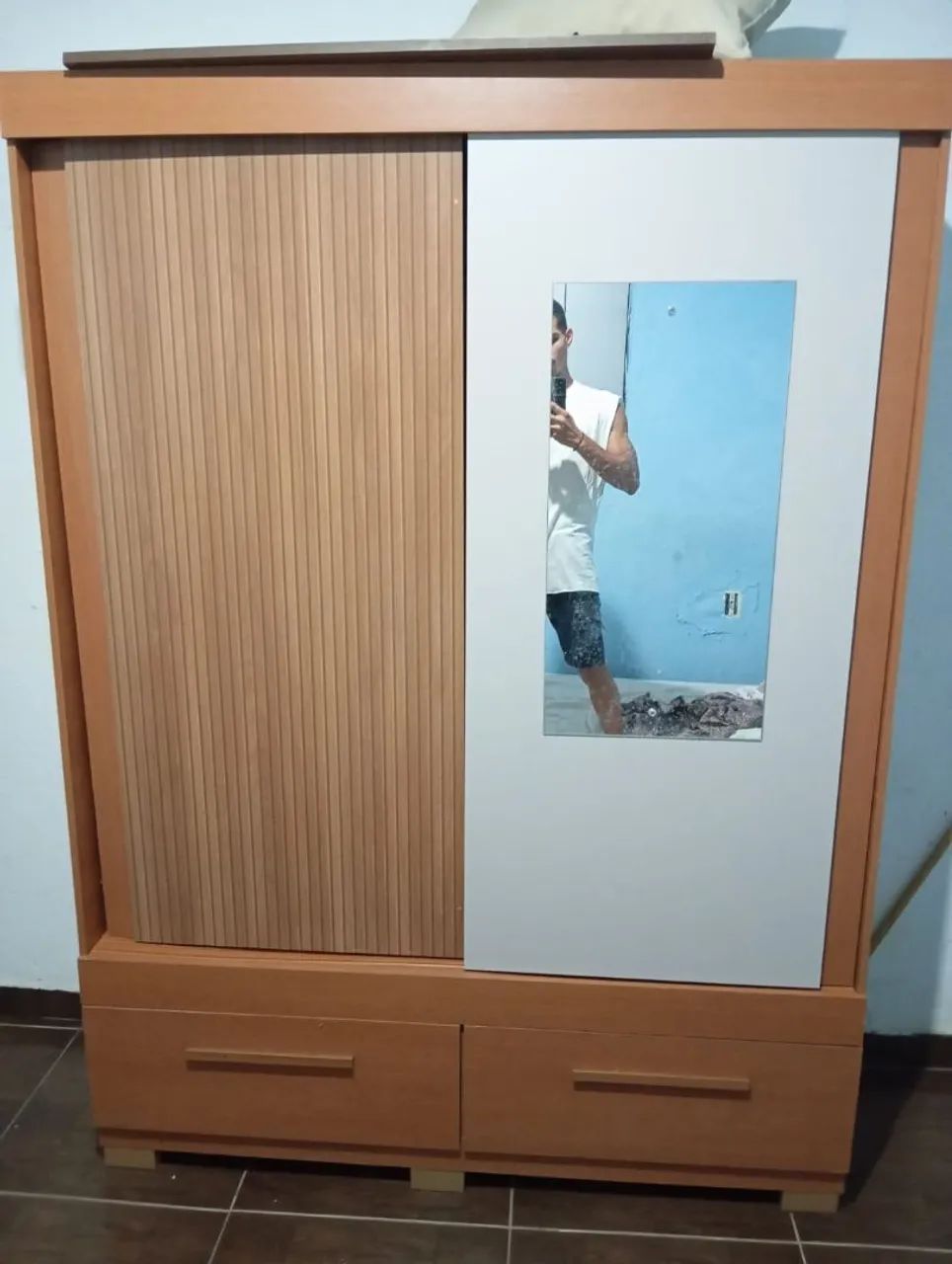 VENDE-SE GUARDA ROUPA 