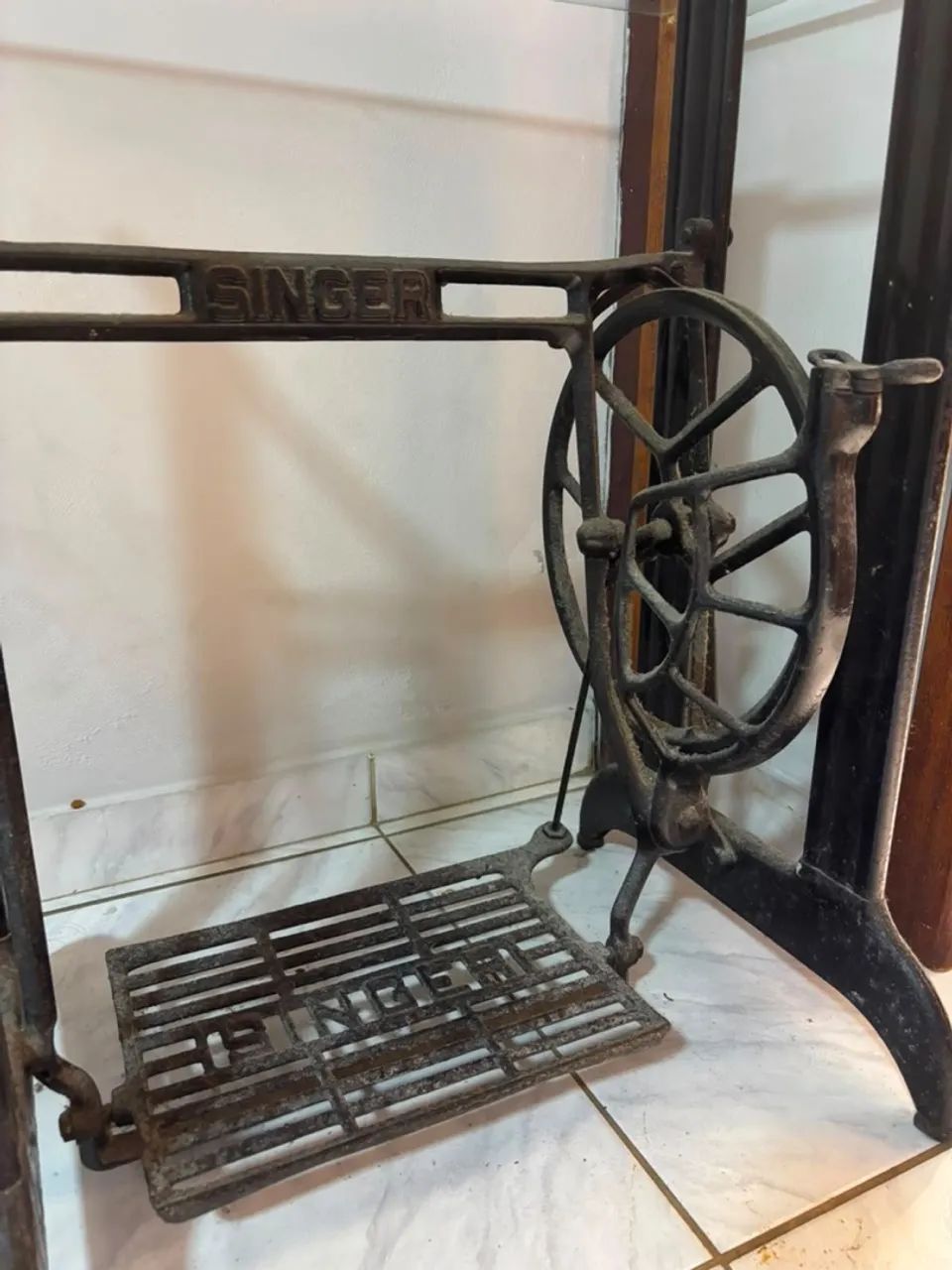Mesa Antiga com Base de Máquina Singer e Tampo de Vidro