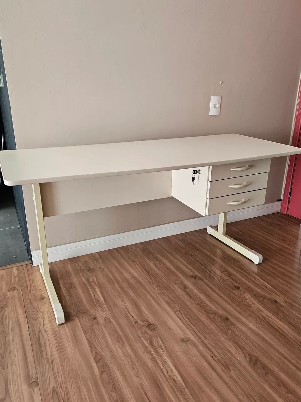 Mesa de escritório reforçada com 3 gavetas