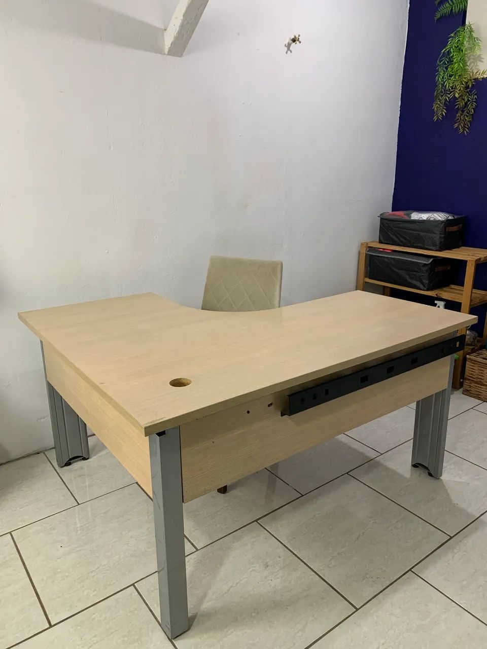 Mesa de escritório creme 