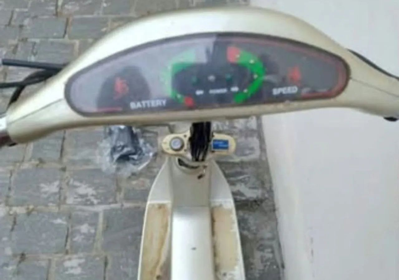 Scooter Elétrica Antiga Prateada - Para Restaurar / Decoração - Foto 5
