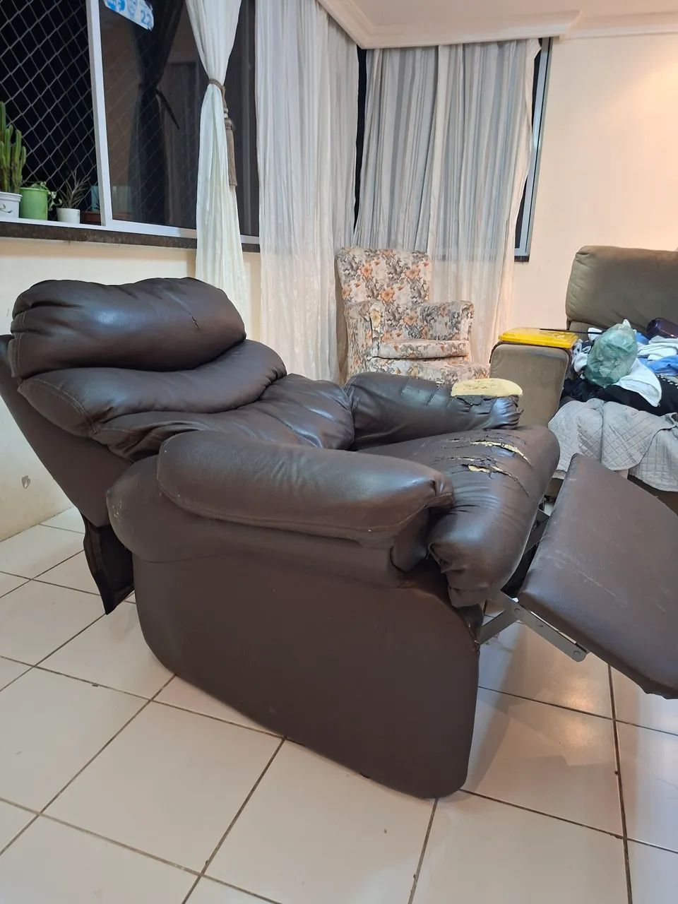 Vendo poltrona do papai reclinável usada. - Foto 4