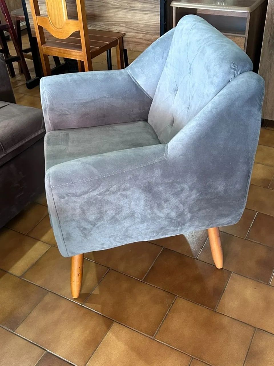 Poltrona Cinza Estofada - Confortável e Moderna - Foto 3