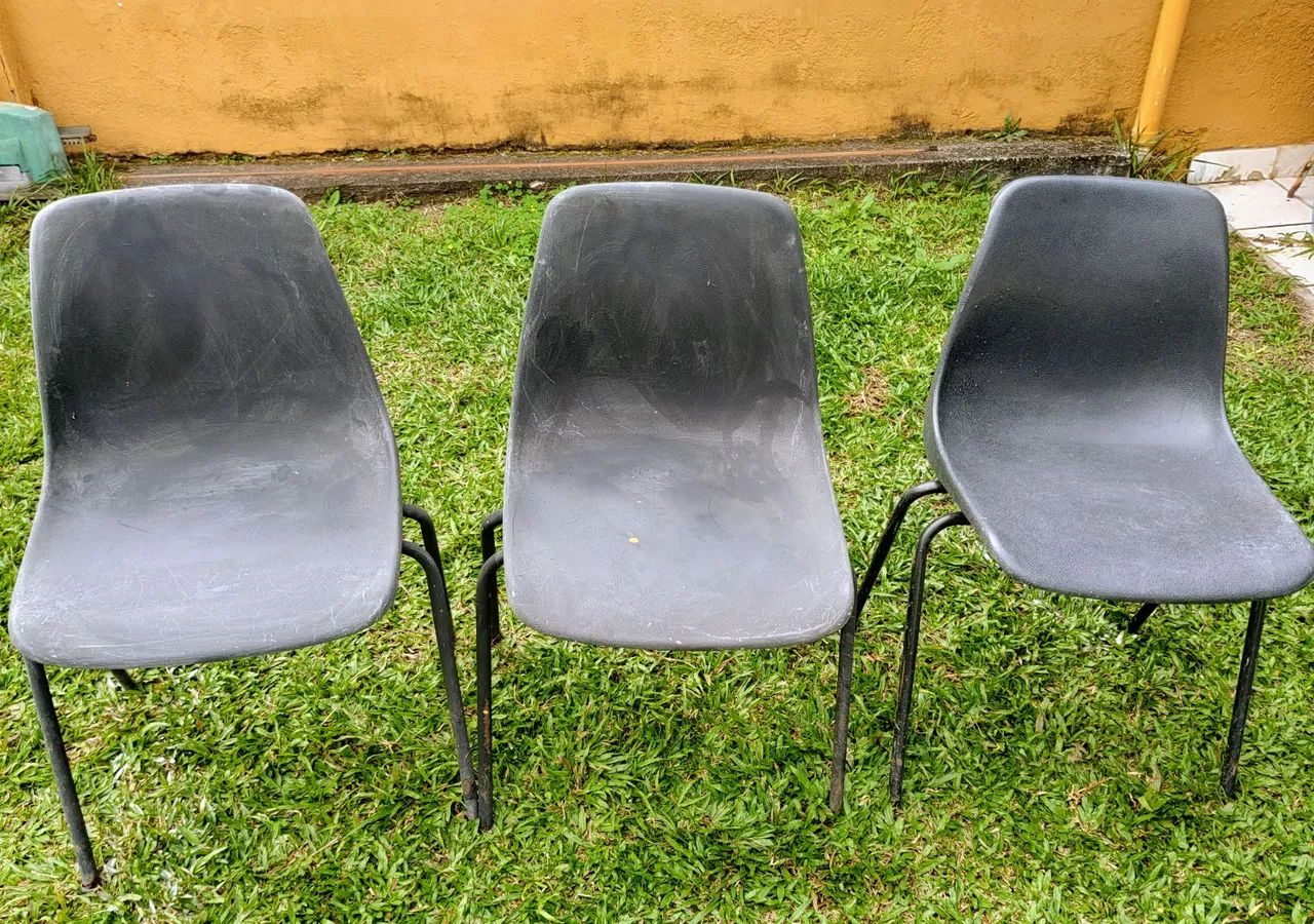 Vendo 3 Cadeiras Material Resistente Preta 