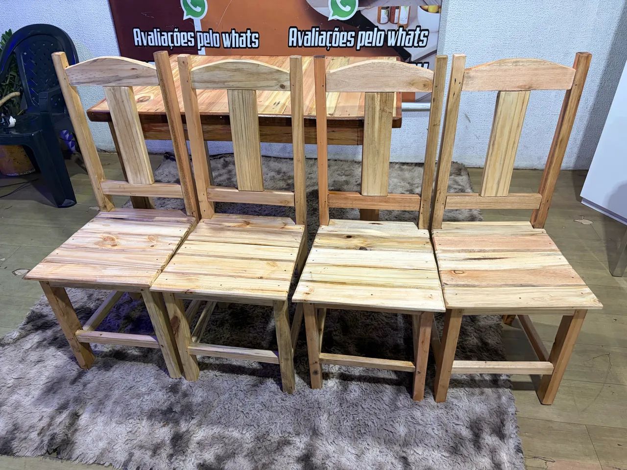 Mesa madeira 4 cadeiras ótimas ( entrego )