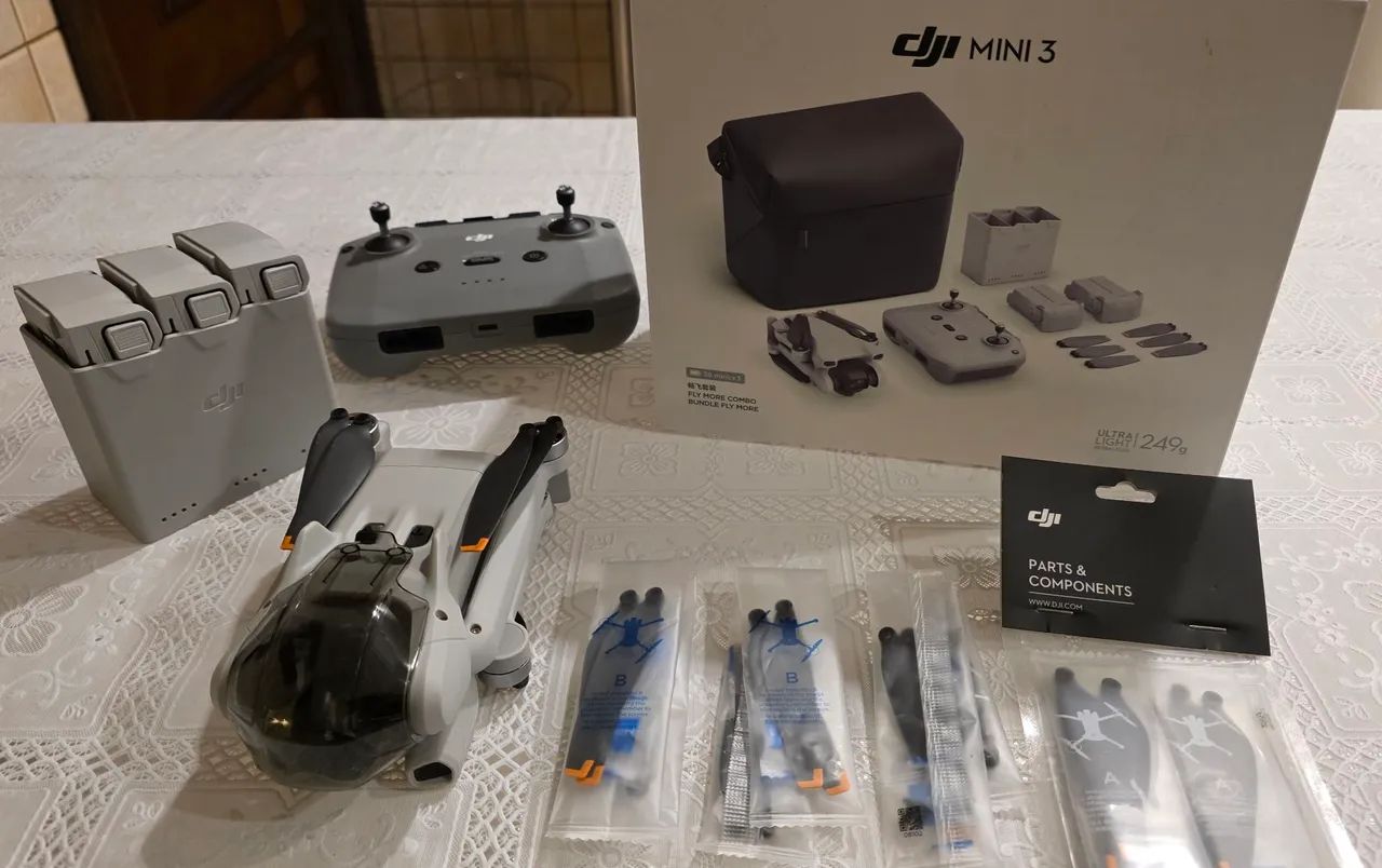 DRONE DJI MINI 3 FLY MORE COMBO - NOVISSIMO (MUITO POUCO USO) - R$ 3.500