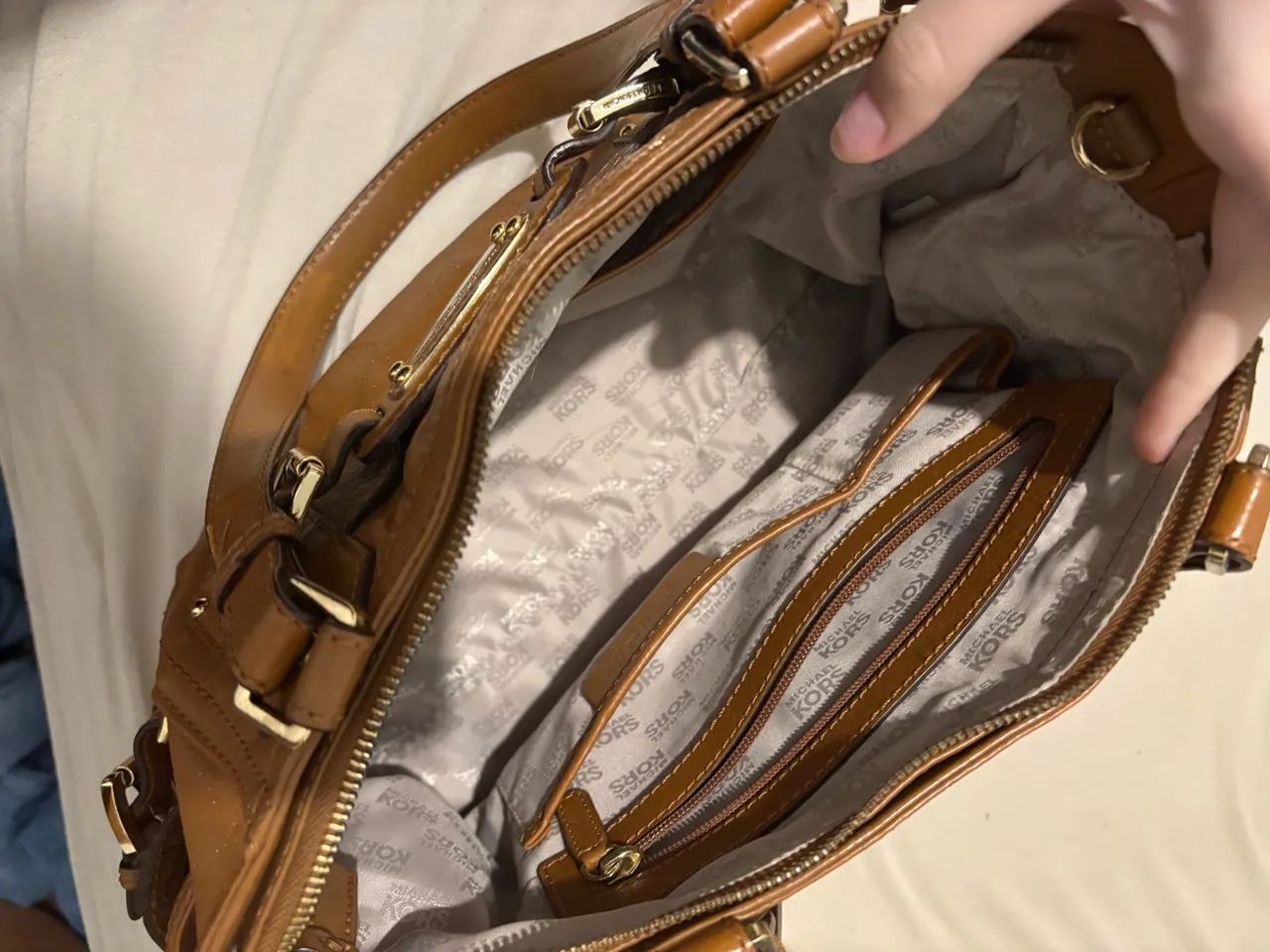 Bolsa Michael Kors Gansevoort caramelo  - Foto 5