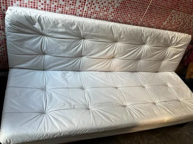 Sofá-cama branco em couro sintético