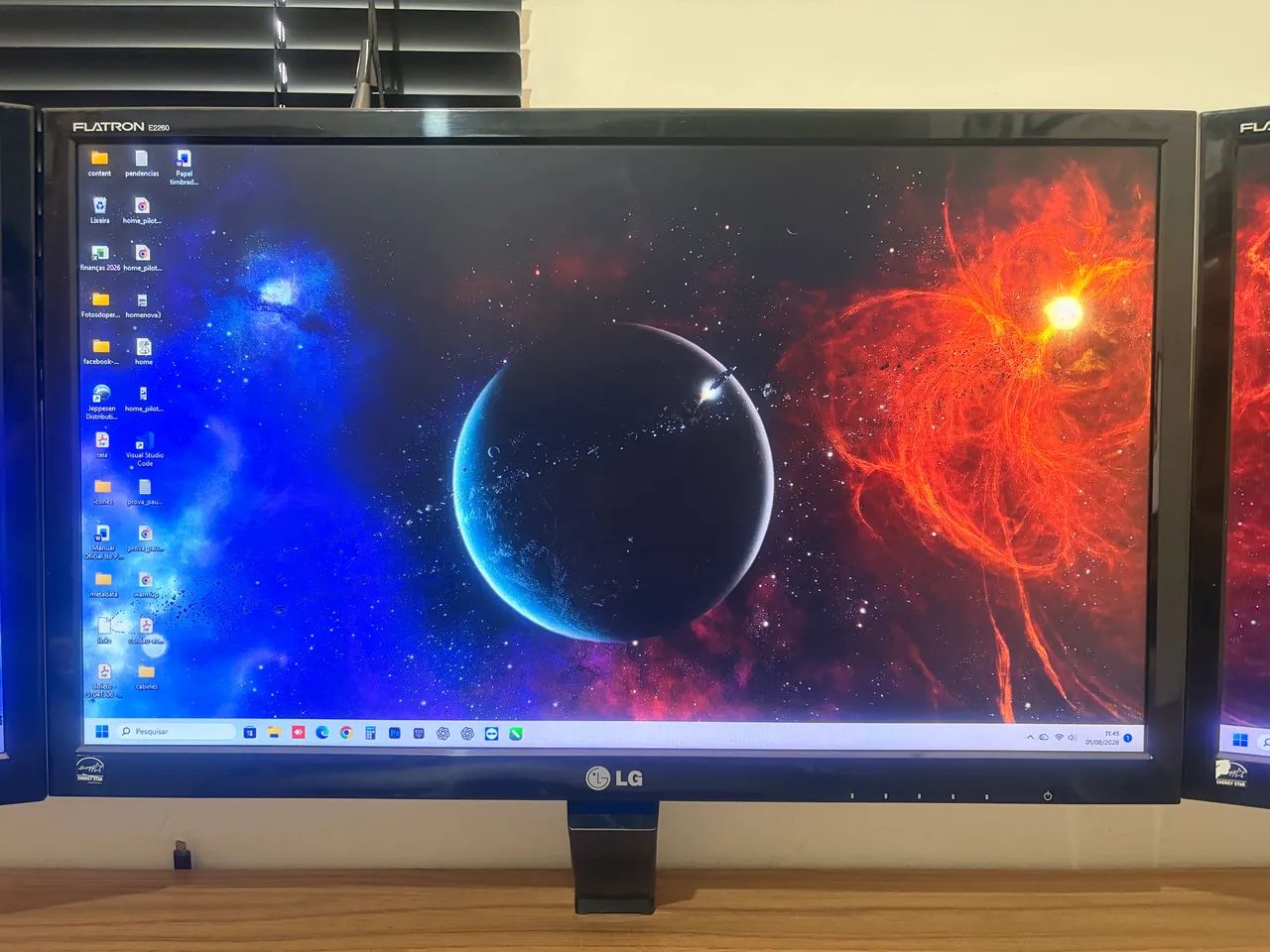 Kit com 3 Monitores LG Flatron E2260 - Ideal para Programação e Multitarefas - Foto 2