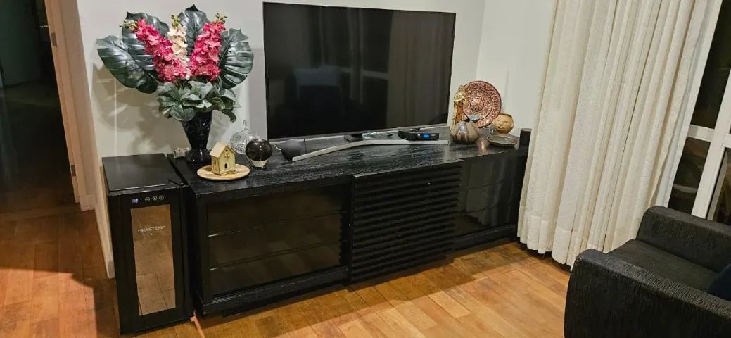 Rack Premium Preto Madeira & Laca - Design moderno com bar embutido