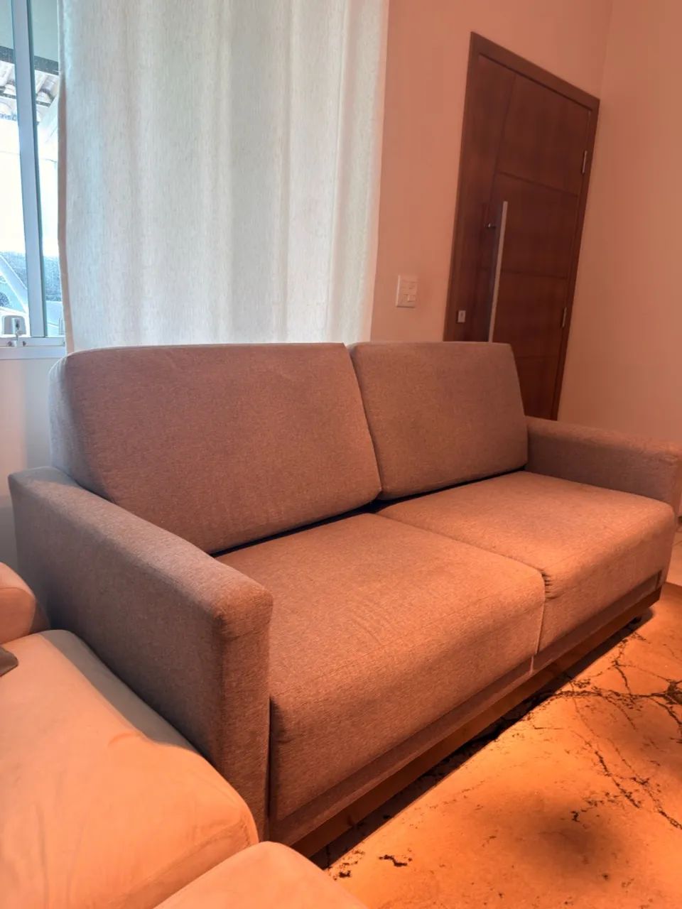 Sofá Living 2 Lugares Estofados Catarinense Modelo Palermo - Linho Cinza e Base em Madeira - Foto 2