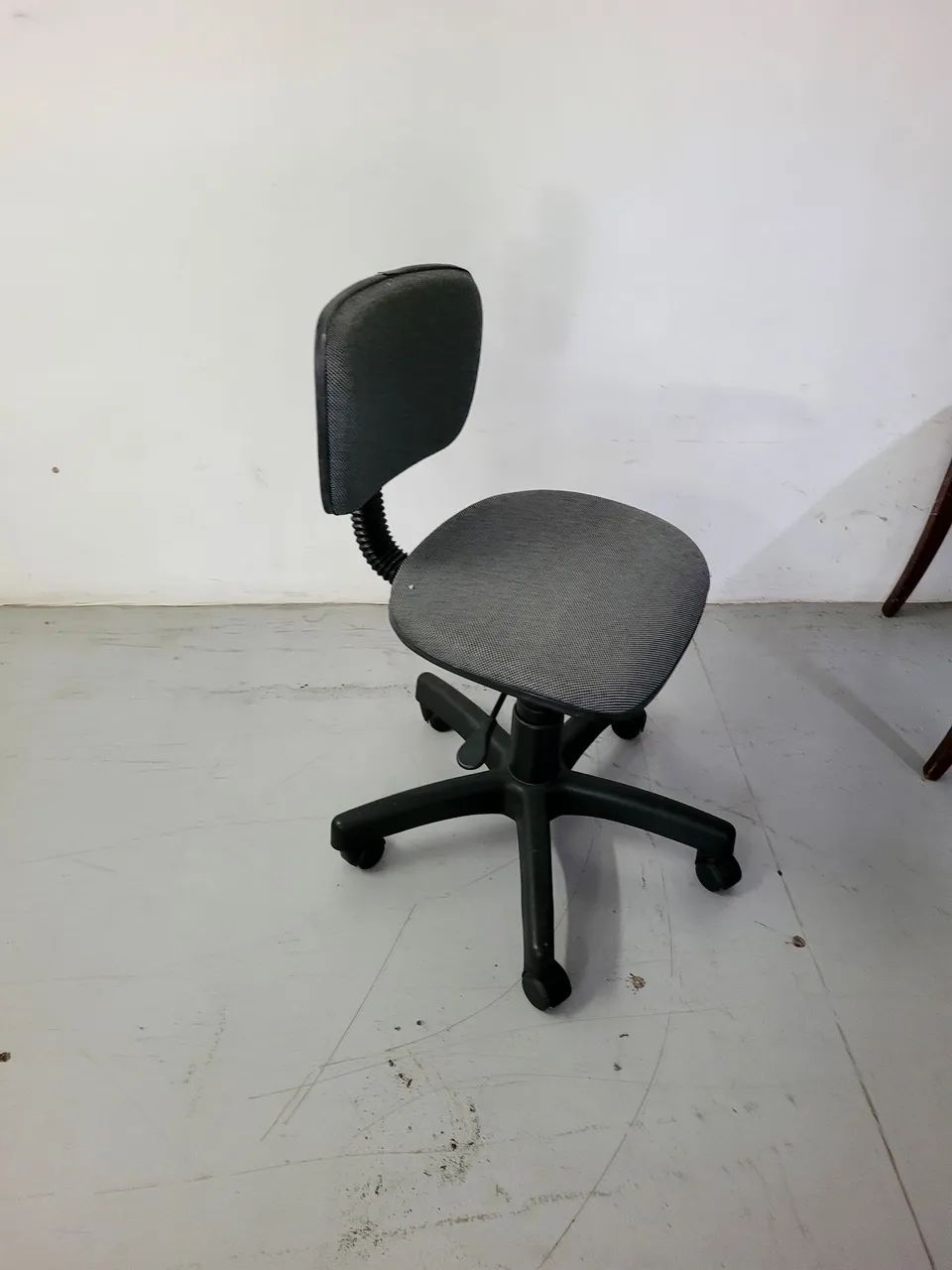 Cadeira de escritório simples - Foto 2