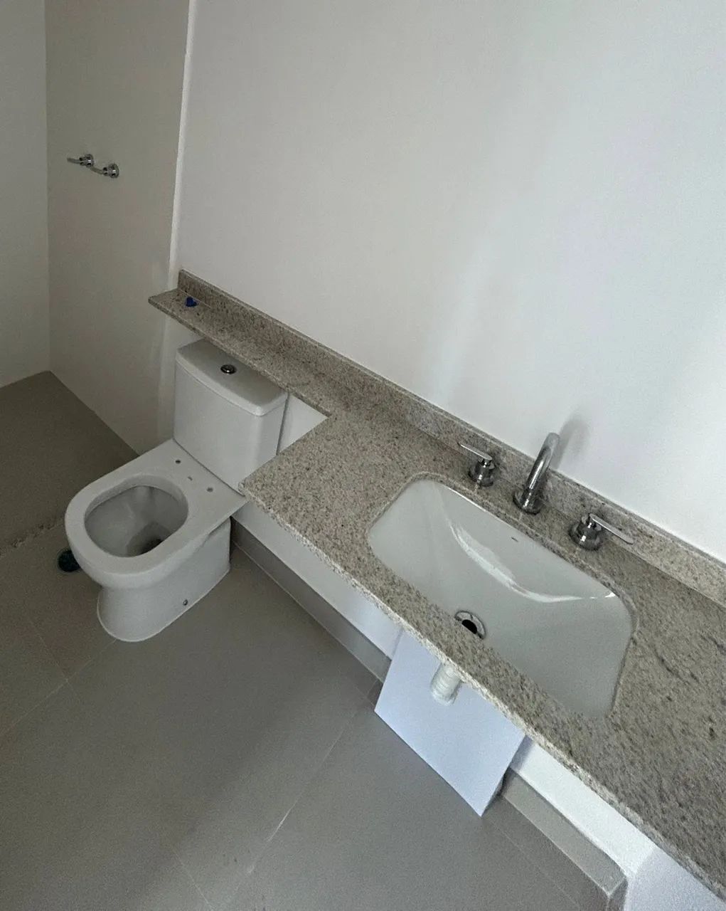 Pia para banheiro com Cuba Deca 0,87m X 0,55m e continuidade para assento sanitário