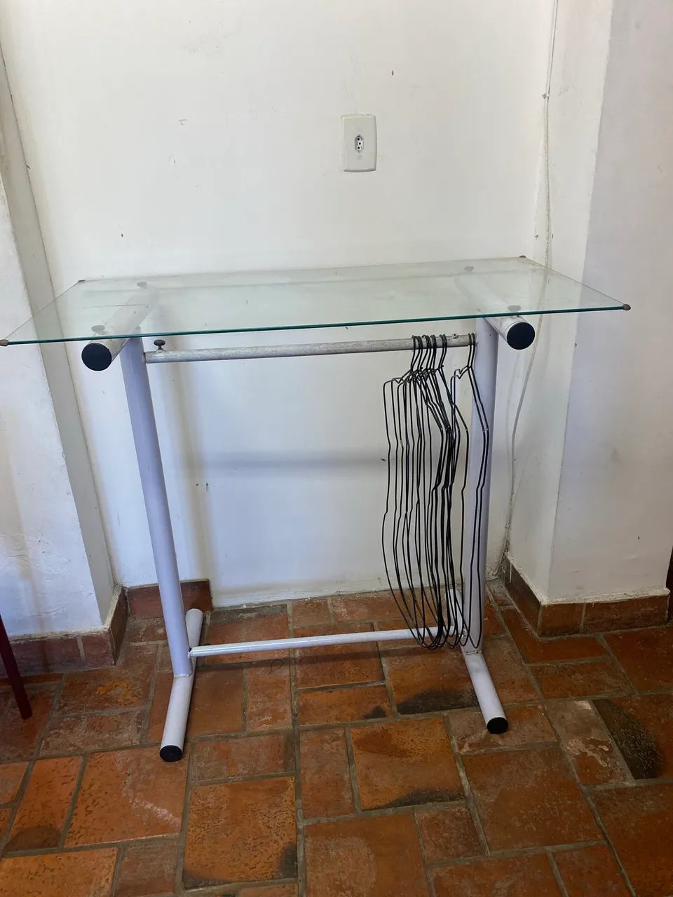 Balcão tubular com arara