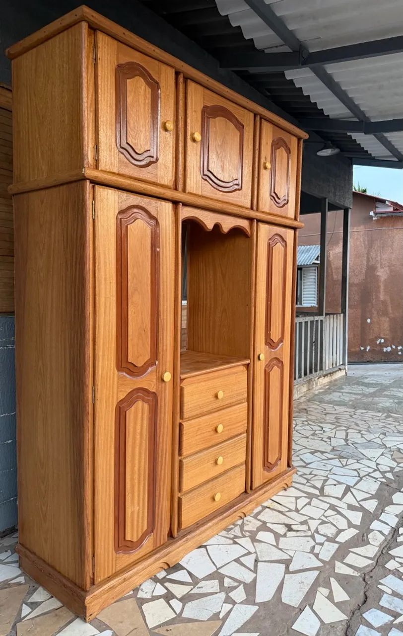 Guarda roupa de madeira seminovo 