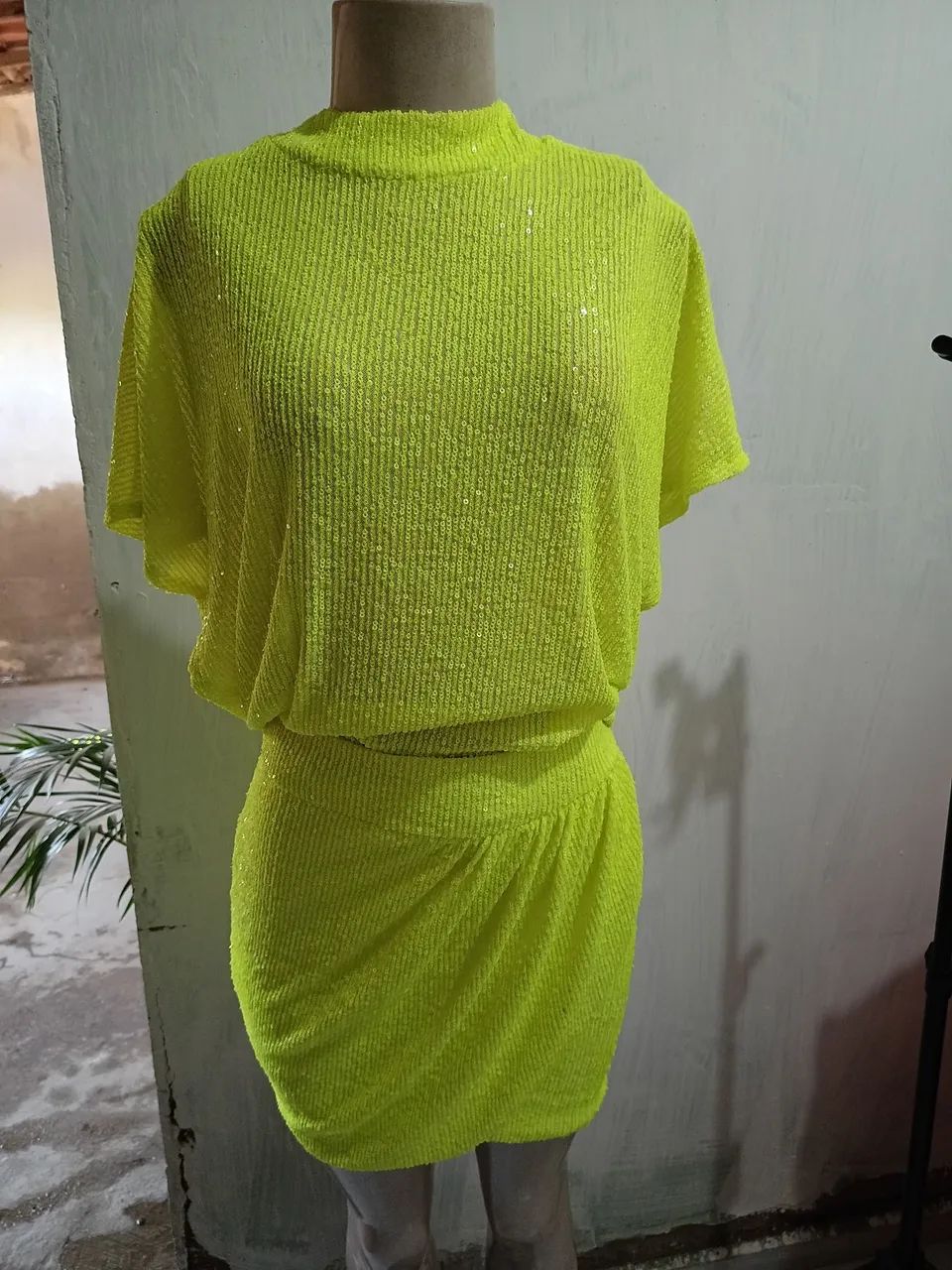 Conjunto em paetê verde neon Tam 38/40 - Foto 2