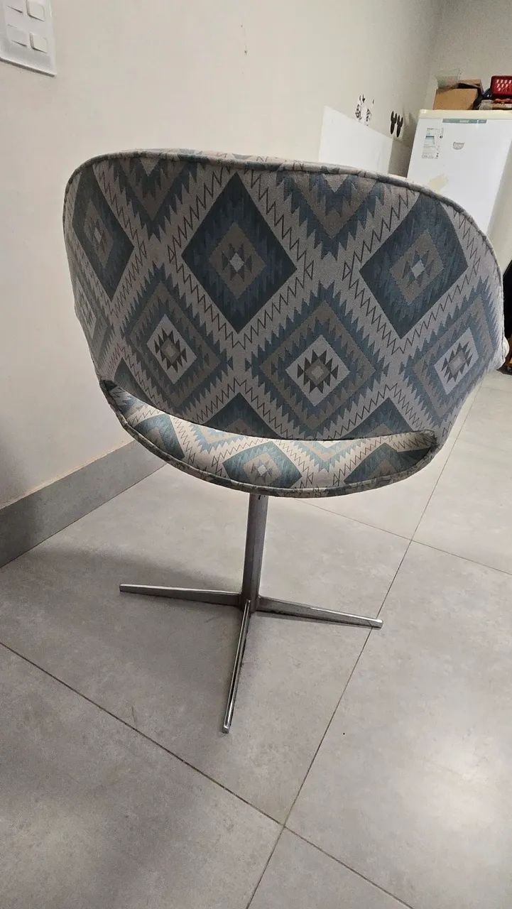 Par de poltronas giratórias estampadas com base cromada - Foto 3