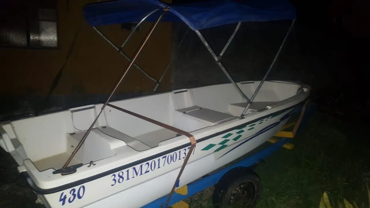 Barco com motor completo 