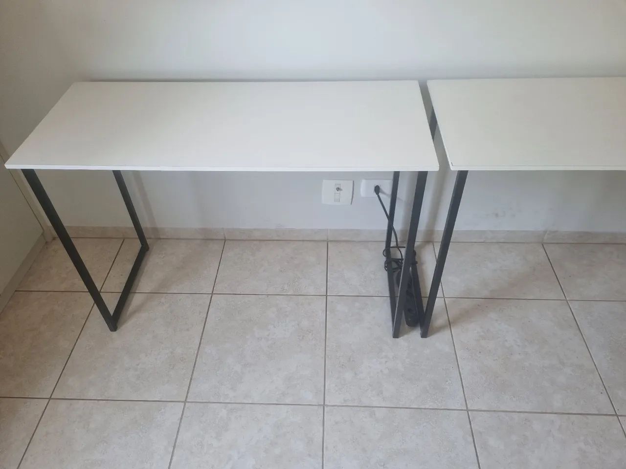 Duas mesas de escritório