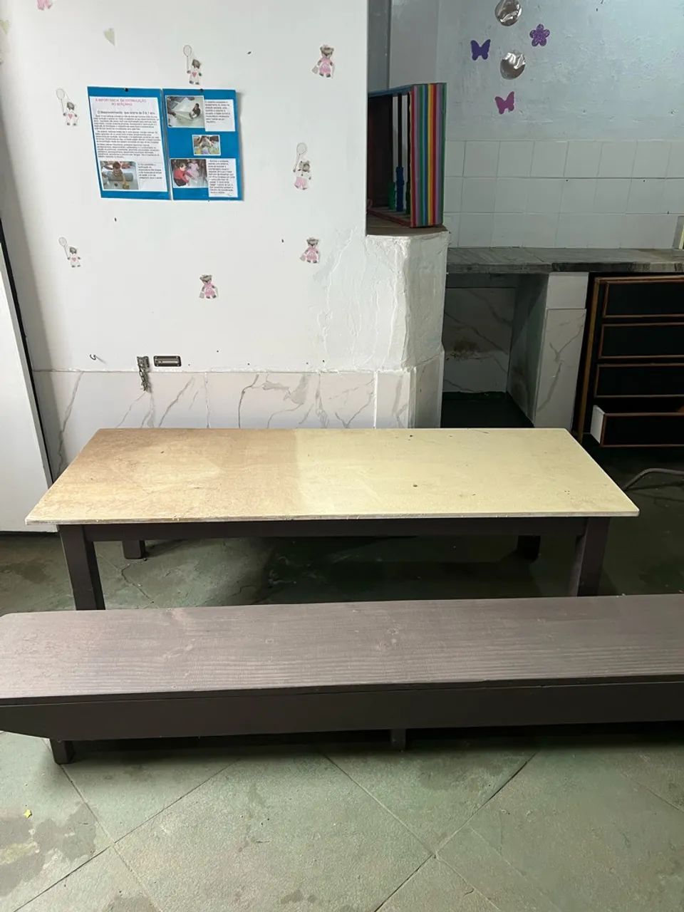 Mesa e banco em madeira de ótima qualidade. 
