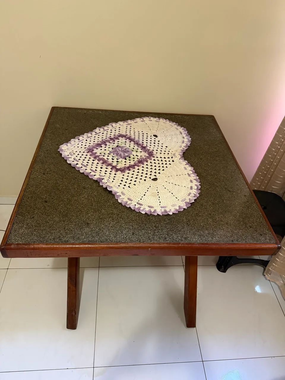 Mesa de madeira com pedra de mármore  - Foto 2