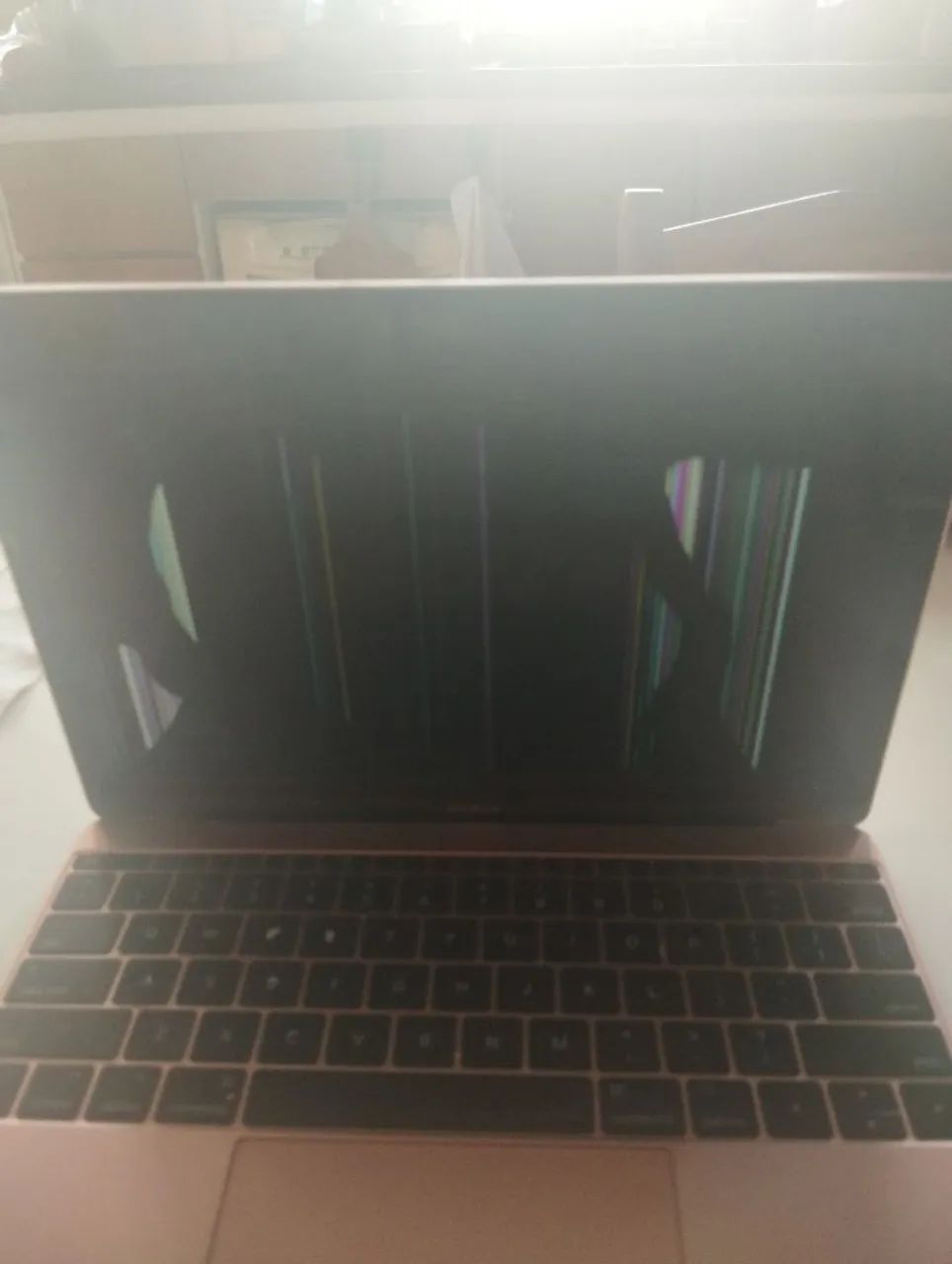 Macbook ano 2017 12 polegadas (tela quebrada e sem versão o resto funcionando certinho) - Foto 3