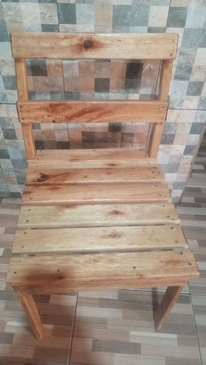 Vende-se cadeira de madeira 