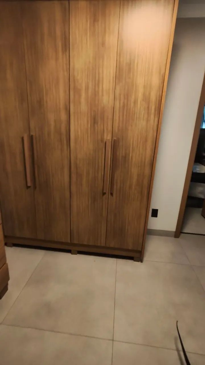 Guarda-roupa e comoda seminovos. Perfeito estado de conservação.