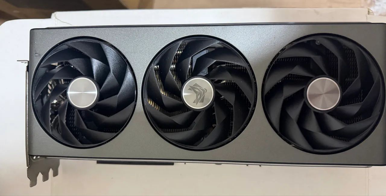 Placa de vídeo AMD Rx7900 XTX Saphire Nitro+ - Foto 3
