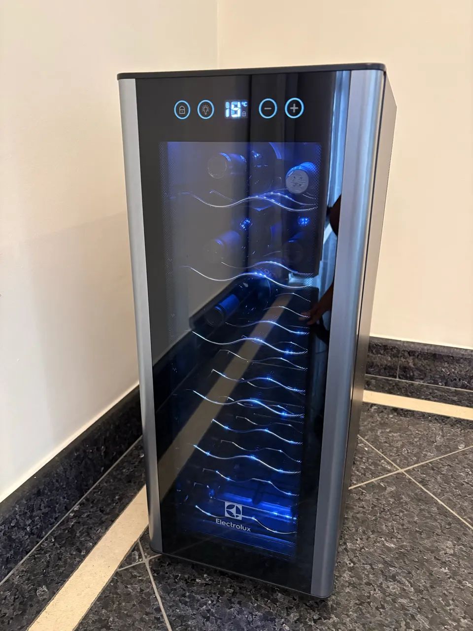 Adega Electrolux 12 garrafas - Foto 2