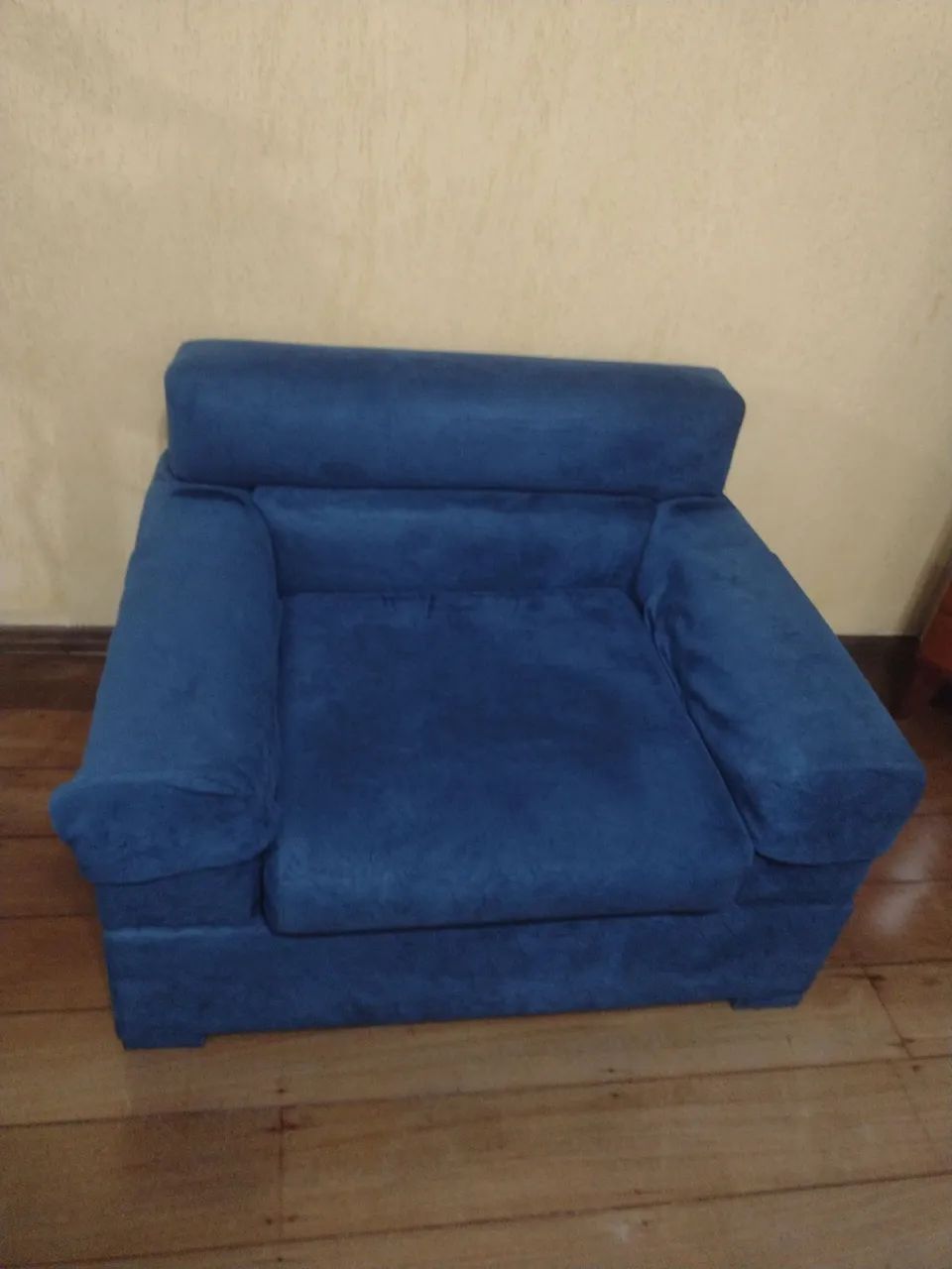 Jogo de sofá para sala de estar. Um de 3 lugares e 2 avulsos de 1 lugar. Azul marinho.  - Foto 2