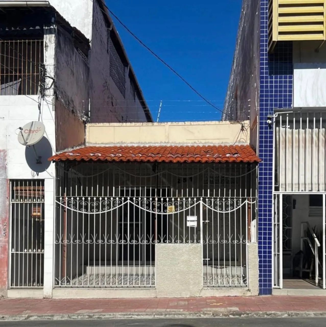 CASA EM RUA PÚBLICA - CENTRO