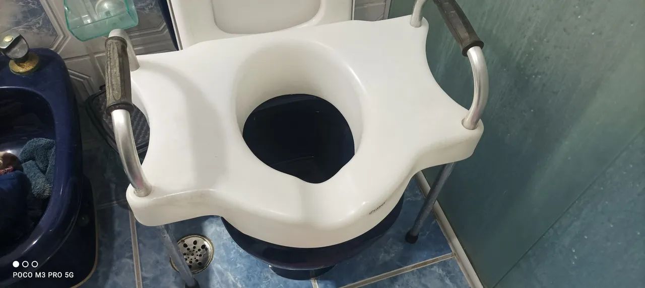 Assento sanitário elevado com barras lateral para apóio  - Foto 3