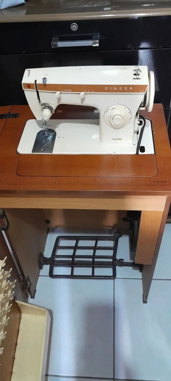 Máquina de costura singer com gabinete - Máquina de costura singer antiga - Foto 2
