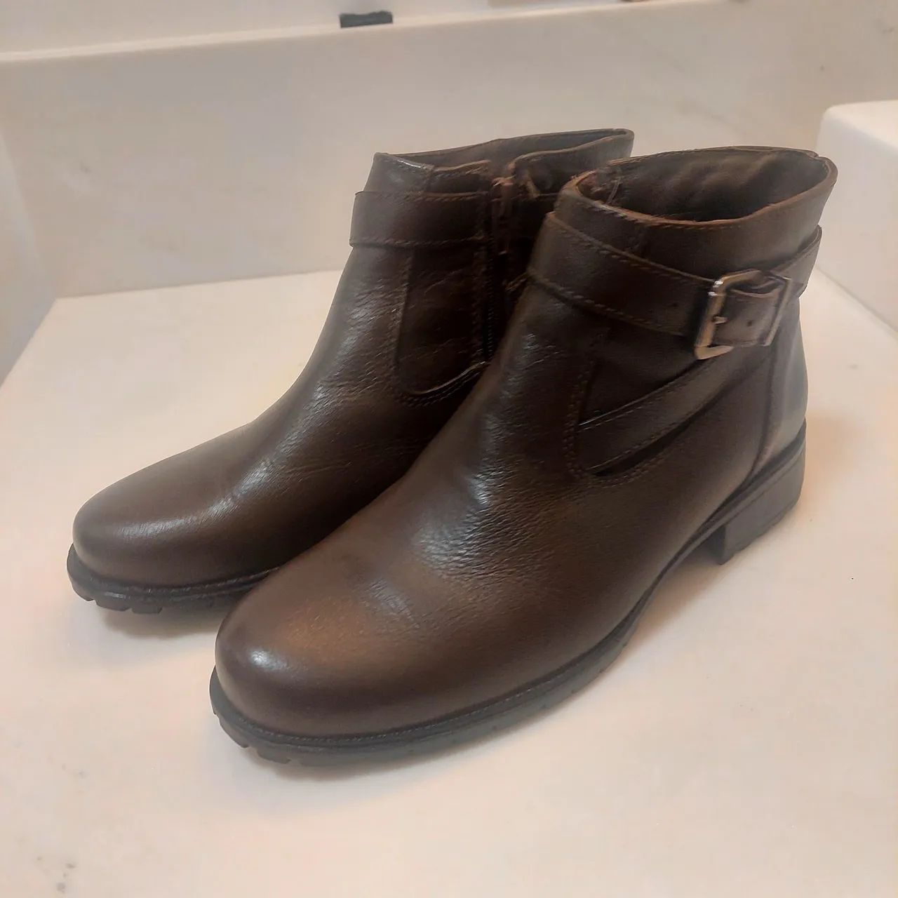 Bota marrom com fivela